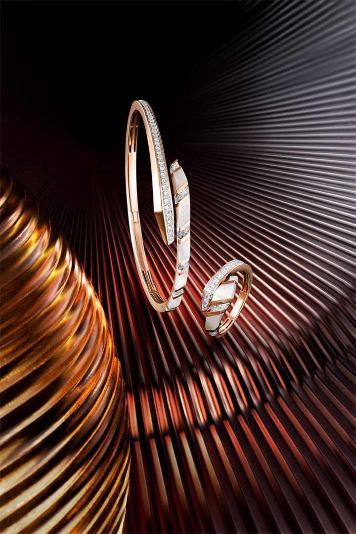 Diamond bangle and pendant on a bronze fluted set