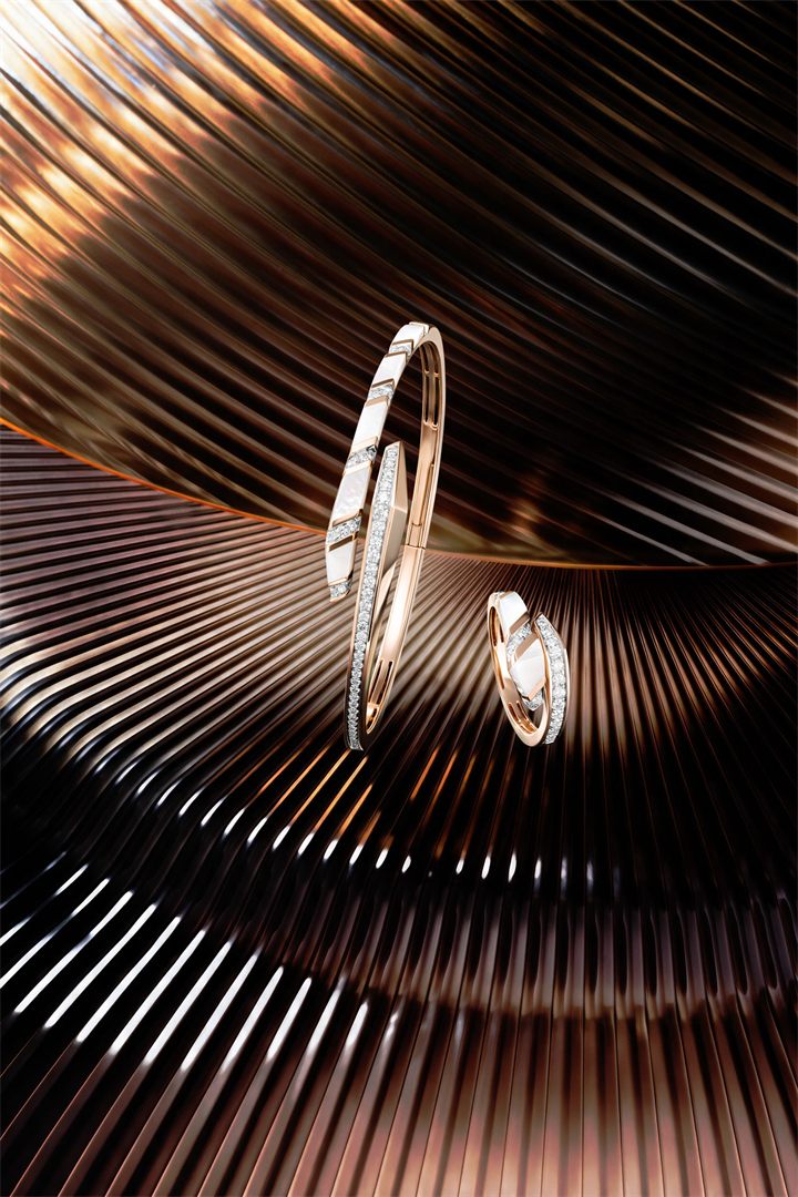 Diamond bangle and pendant on a bronze fluted set