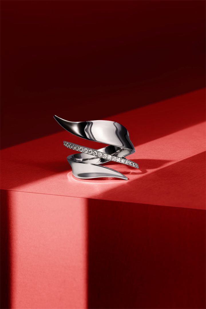 Sculptural silver ring on a red block set