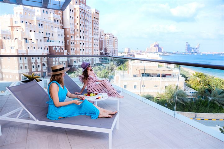 People and lifestyle photography in Dubai by Moataz Hachem
